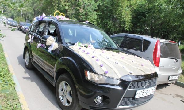 Decoration for a wedding car made of roses