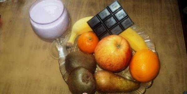 Salata de fructe cu iaurt si ciocolata