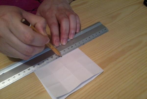 Come realizzare un cubo trasformabile con la carta con le tue mani