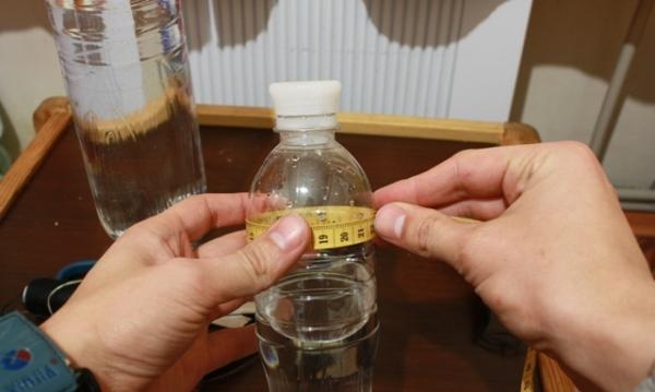 Kami mengukur lilitan botol