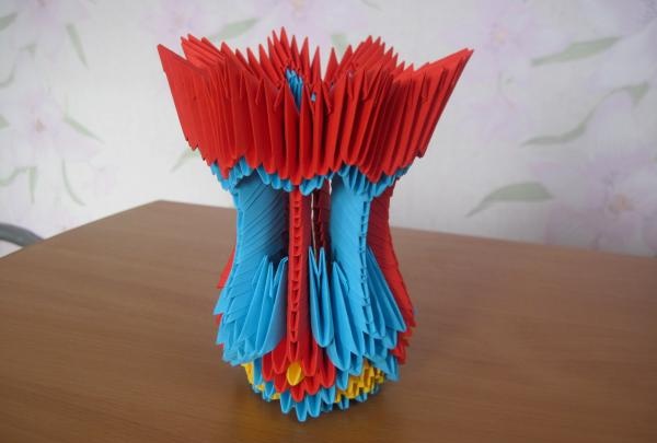 Jarrón en técnica de origami modular.