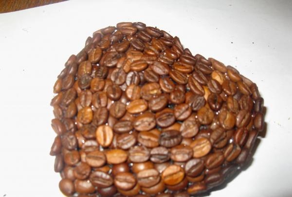 coller des grains de café