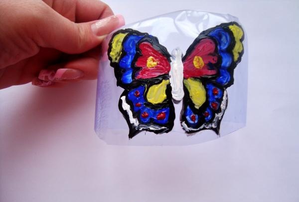 Motýľ z farebného skla