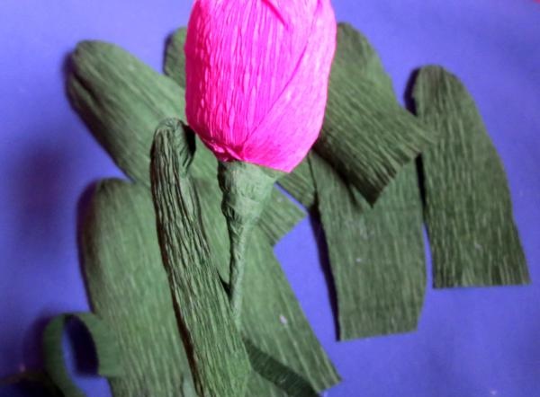 Kosár cukorkából készült virágokkal
