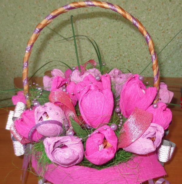 Coș cu flori din bomboane