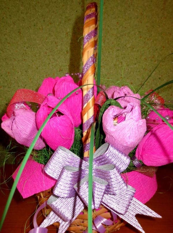 Şekerlerden yapılmış çiçekli sepet