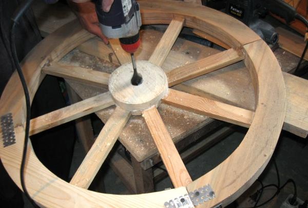 At lave et træhjul