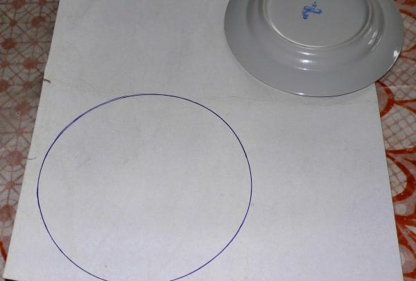 Dibuja un círculo en cartón.