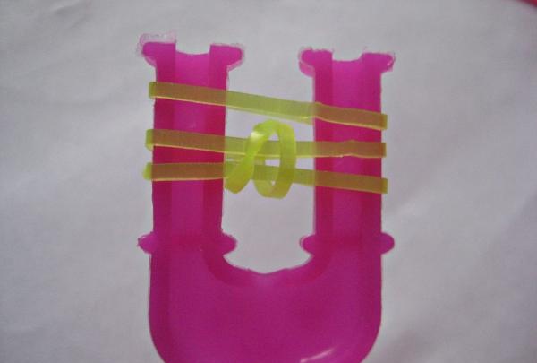 we make a bracelet from rubber bands
