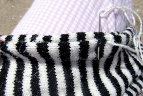 Einen alten Pullover und Socken wiederverwenden