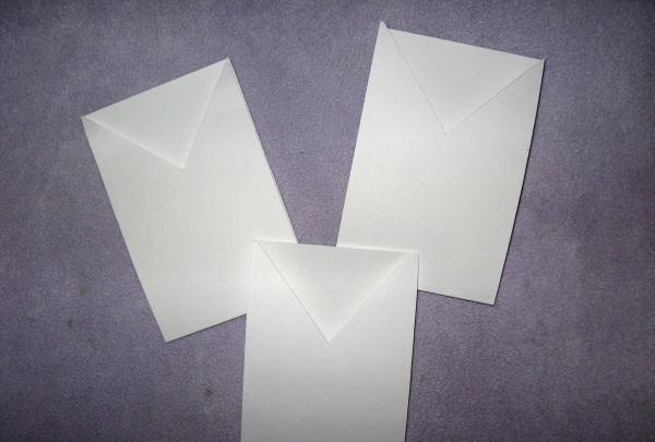 Trouwuitnodigingen in de vorm van een envelop