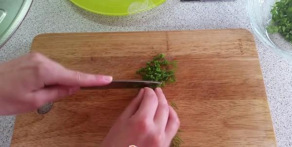 couper les légumes verts