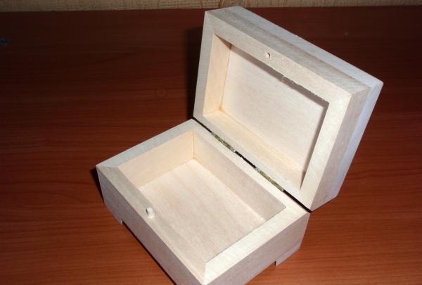 kotak kayu pepejal