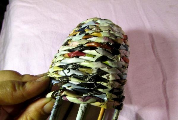 loceng yang diperbuat daripada tiub surat khabar