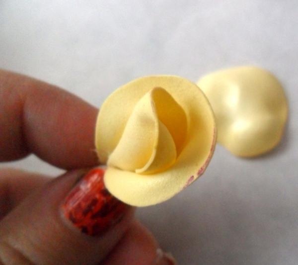 Hvordan lage en rose fra foamiran