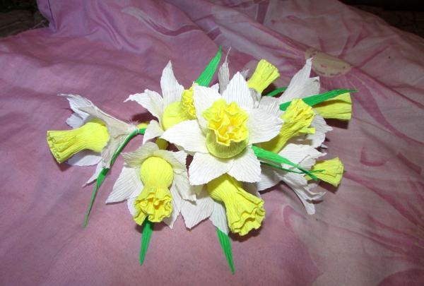 sejambak daffodil yang diperbuat daripada kertas beralun