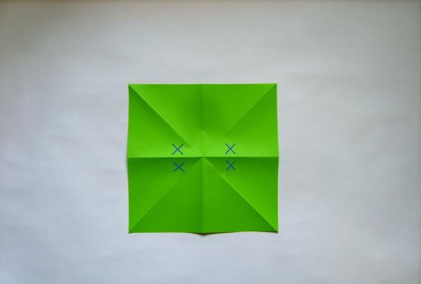 Dekorieren Sie ein Geschenk mit Origami-Blumen