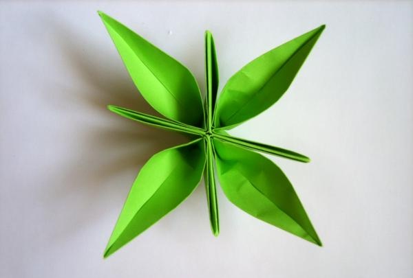 украсете подарък с оригами цветя