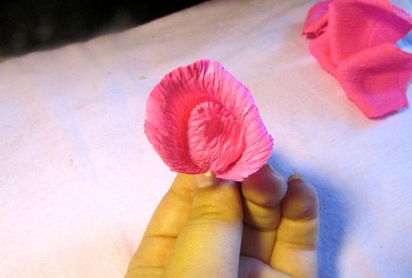 מניפות עם ורדים עשויים נייר גלי