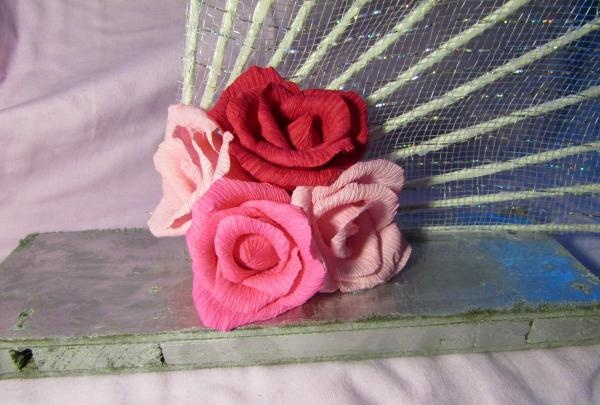 kipas dengan bunga ros yang diperbuat daripada kertas beralun