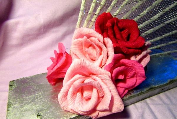 éventails avec des roses en papier ondulé