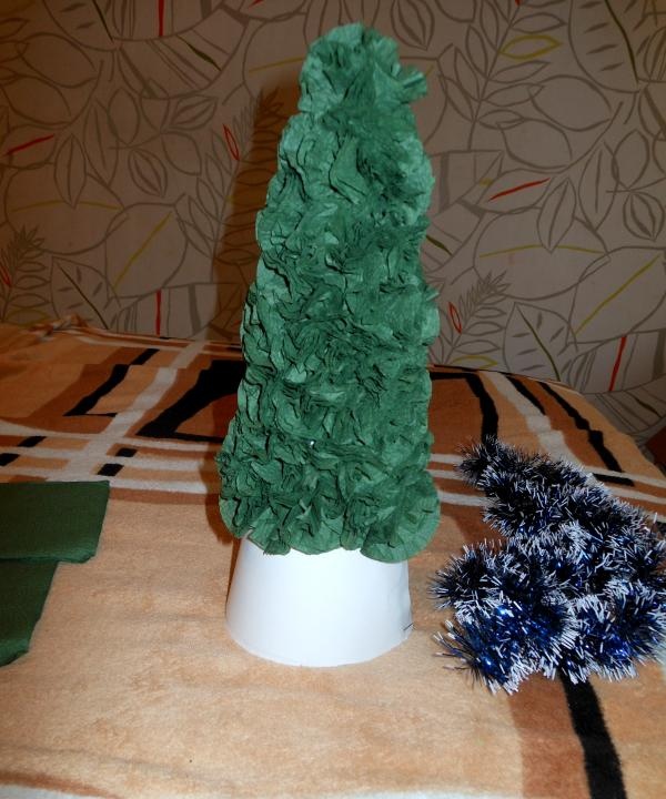 Árbol de Navidad hecho con servilletas de papel.
