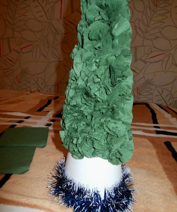 Vánoční strom vyrobený z papírových ubrousků