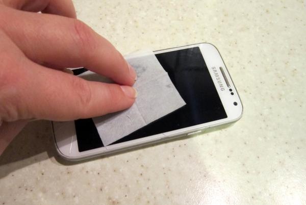 как да залепите защитно стъкло на телефона си