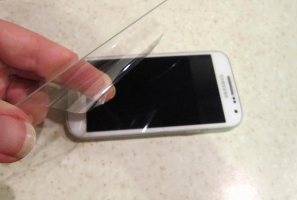 com enganxar un vidre protector al telèfon