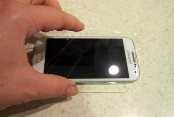 как да залепите защитно стъкло на телефона си