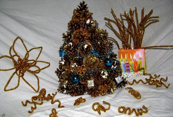 شجرة عيد الميلاد مصنوعة من مخاريط الغابات