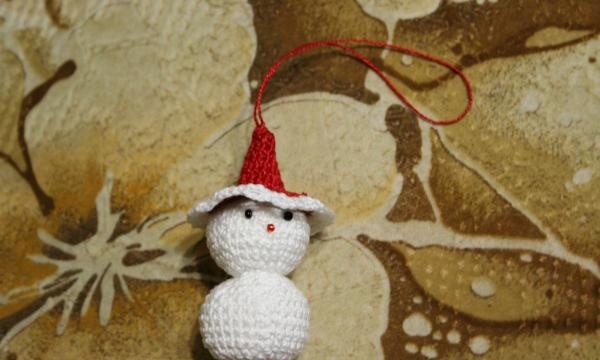 Pupazzo di neve giocattolo per albero di Natale all'uncinetto