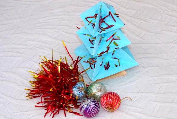 Kağıttan yapılmış hacimsel Noel ağacı