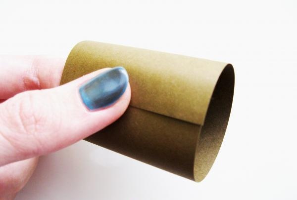 Keldai diperbuat daripada kertas berwarna