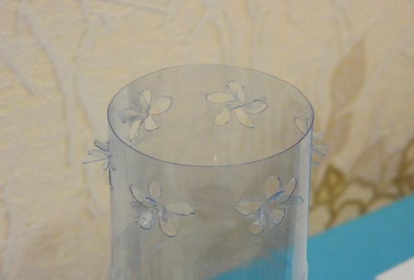 Vază realizată dintr-o sticlă de plastic