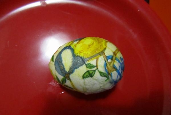 Uova di Pasqua realizzate con la tecnica del decoupage