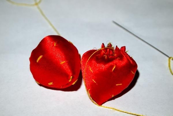 Spinki do włosów w kształcie truskawek wykonane z satynowych wstążek