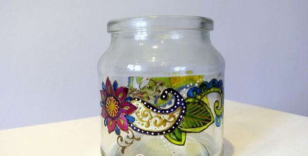 Dipinto su vetro colorato di un vaso