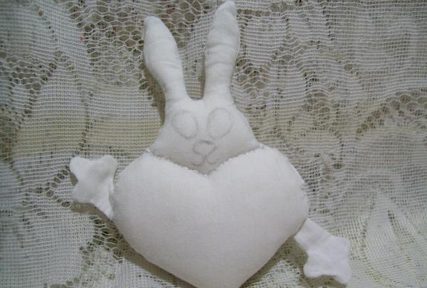 القلب مع قلادة الأرنب