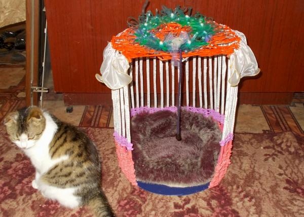 Rumah untuk kucing yang diperbuat daripada tiub surat khabar