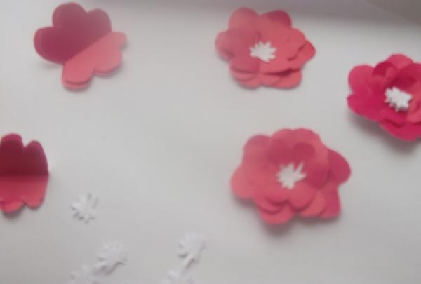 vase ajouré avec fleurs en papier