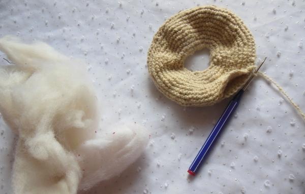 Плетена на една кука възглавничка за иглички във формата на поничка