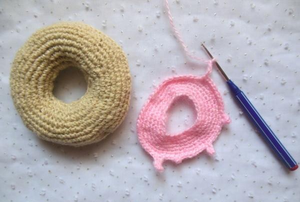Плетена на една кука възглавничка за иглички във формата на поничка