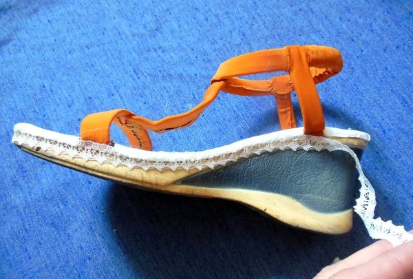 Vervanging van de binnenzool van oude sandalen