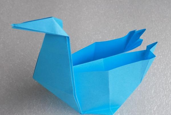 Papierowe pudełko w kształcie łabędzia