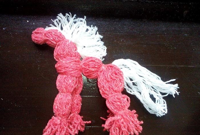 Rød hest laget av tråder