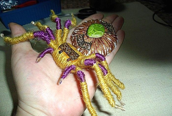edderkopp laget av folie og tråd