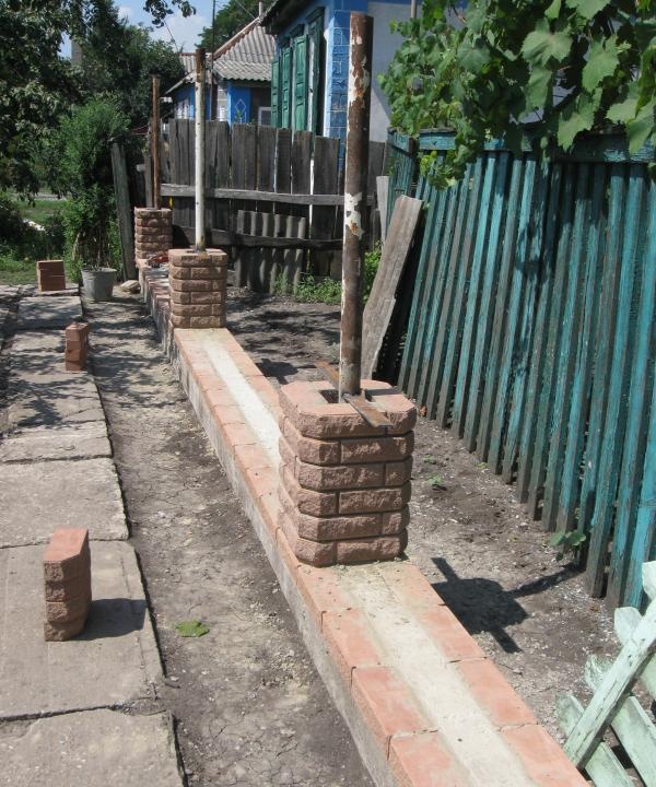 Construirea unui gard de cărămidă