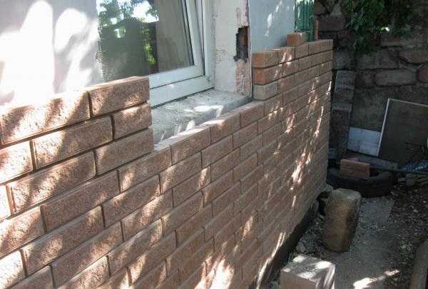 Finir la maison avec des briques de parement