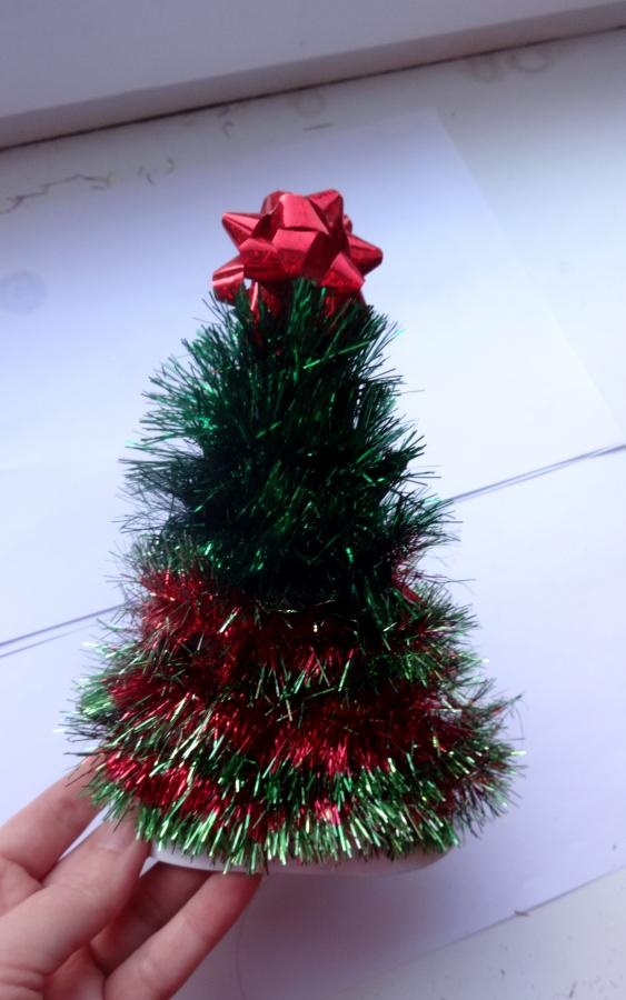 Talmiból készült karácsonyfa